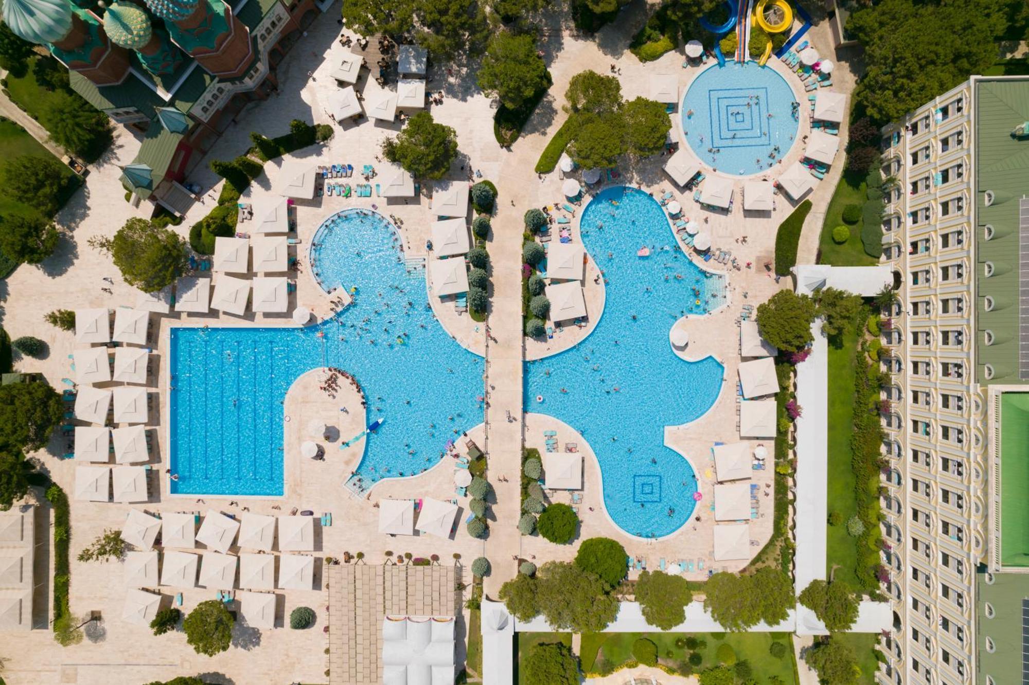 Kremlin Palace Antalya Luaran gambar Aerial view of the pool complex