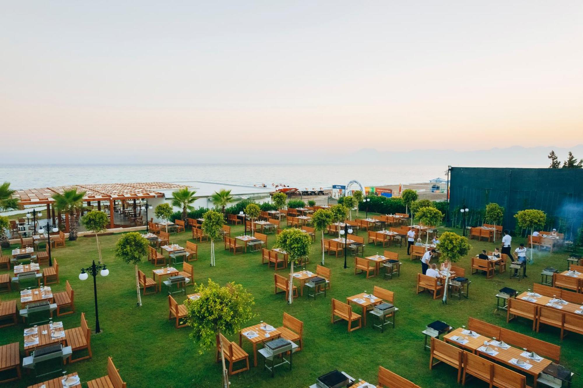 Kremlin Palace Antalya Luaran gambar The lawn at the hotel